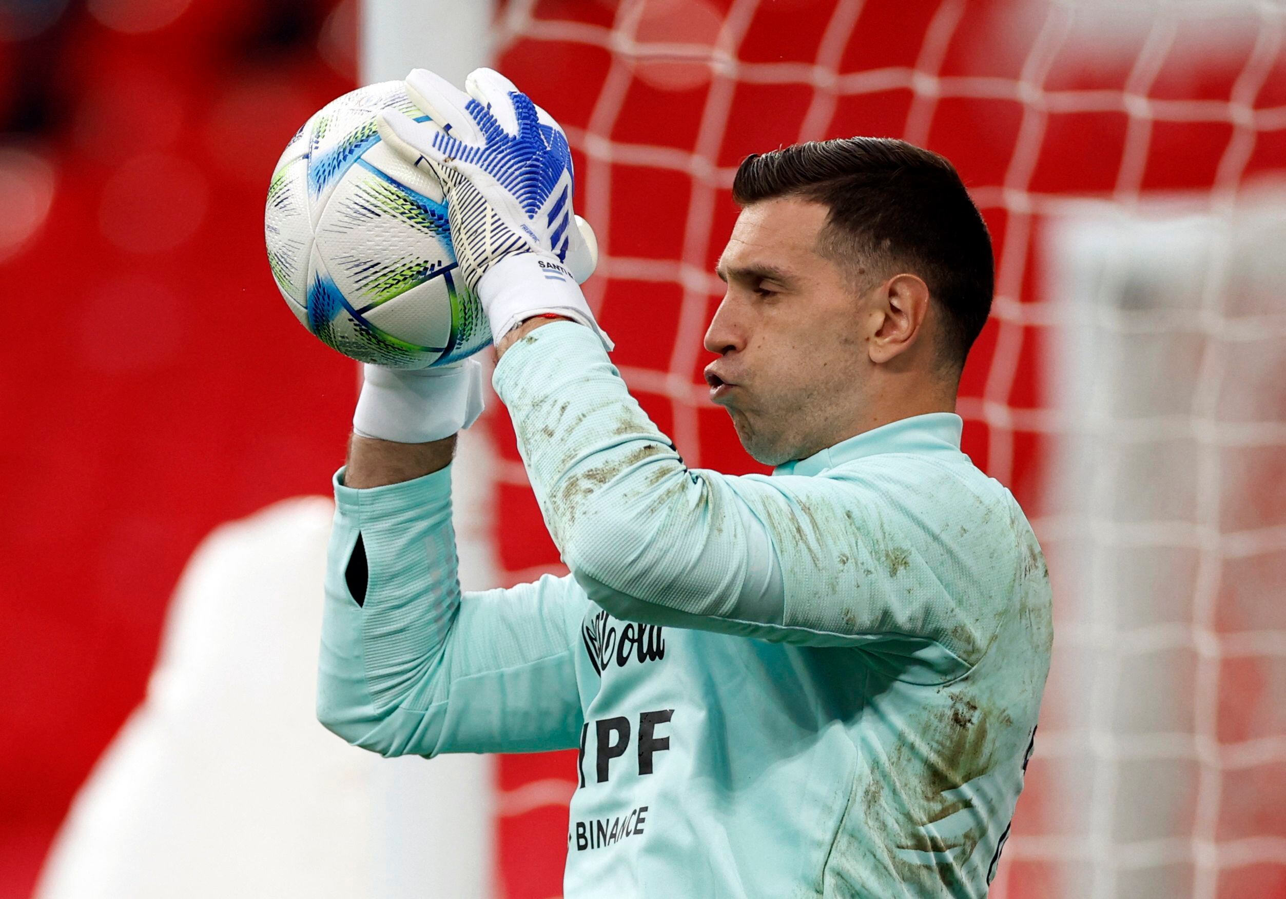 Dibu Martínez en el entrenamiento que se hizo en Wembley (Reuters/John Sibley)