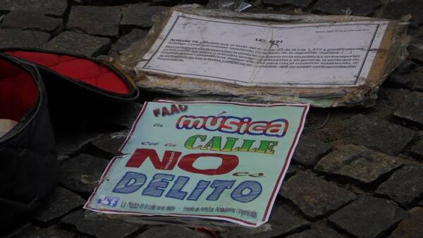 “La música en la calle no es un delito”, dice este cartel de la FAAO