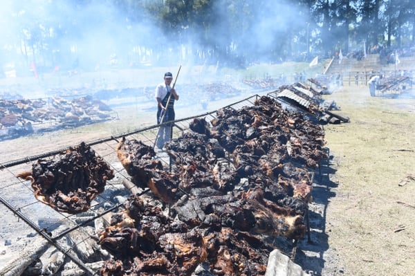 16,500 kg de bife asados en Minas, en Uruguay (AFP/ MIGUEL ROJO)