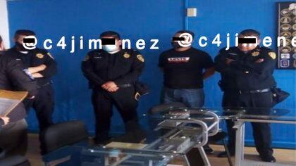 Fueron arrestados por dar protección a la banda de narcomenudistas de un sujeto identificado como "El Macario" (Foto: Twitter/@c4jimenez)