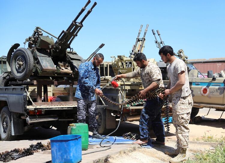 Los combatientes enfrentan a las tropas al mando del mariscal Haftar (REUTERS/Hani Amara)