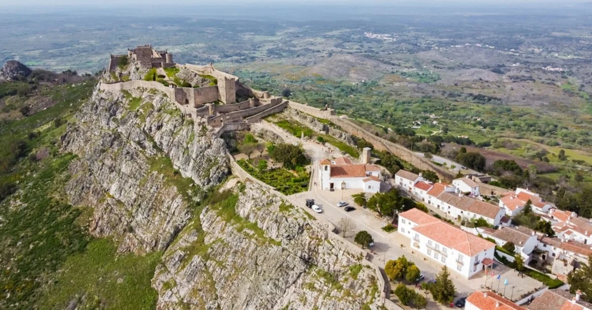 Uma das cidades mais bonitas de Portugal fica a apenas 30 minutos de Espanha: tem um castelo sobranceiro a um Parque Natural
