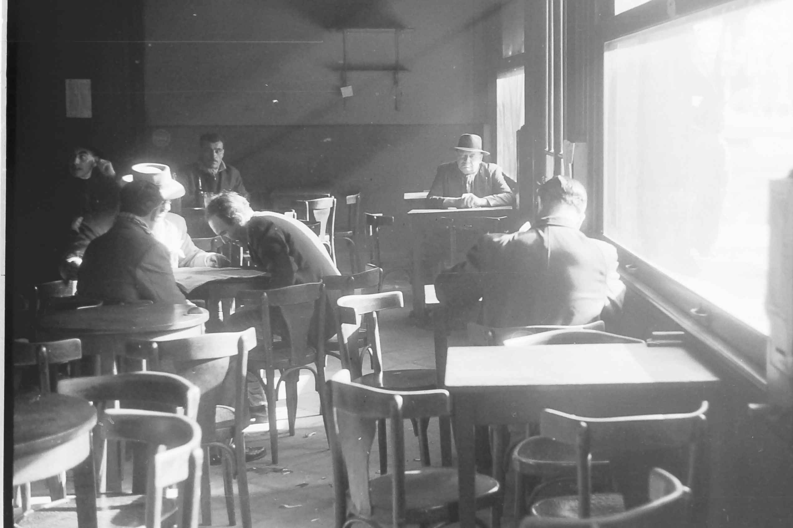 Sameer Makarius captó con su cámara la vida social en los bares y cafés porteños durante la década del 50