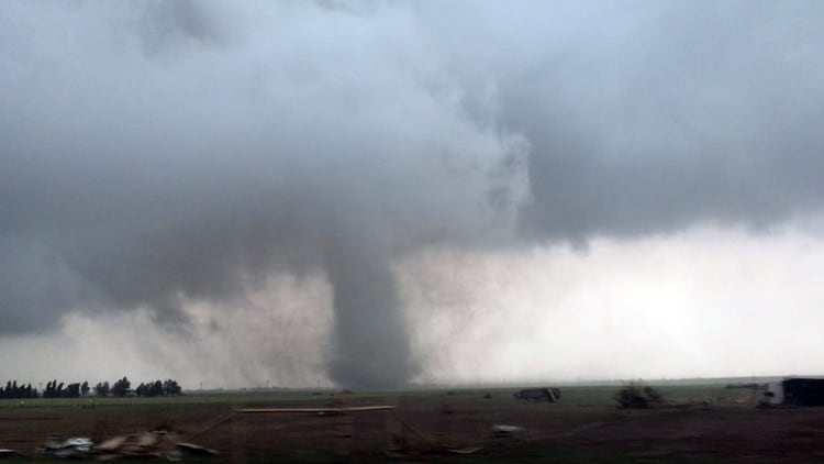 Un tornado gira durante un tiempo tormentoso en Mangum, Oklahoma, EE.UU., el 20 de mayo de 2019, en esta imagen fija tomada de un video de medios sociales (Reuters)
