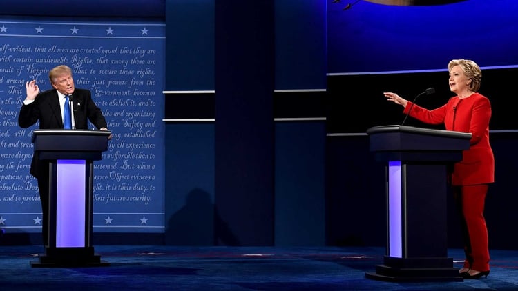 Los aspirantes a la Casa Blanca Donald Trump y Hillary Clinton en uno de los debate presidenciales en 2016 (AFP)
