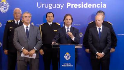 Luis Lacalle Pou, rodeado por los altos mandos de las FFAA y los ministros de Defensa e Interior de Uruguay