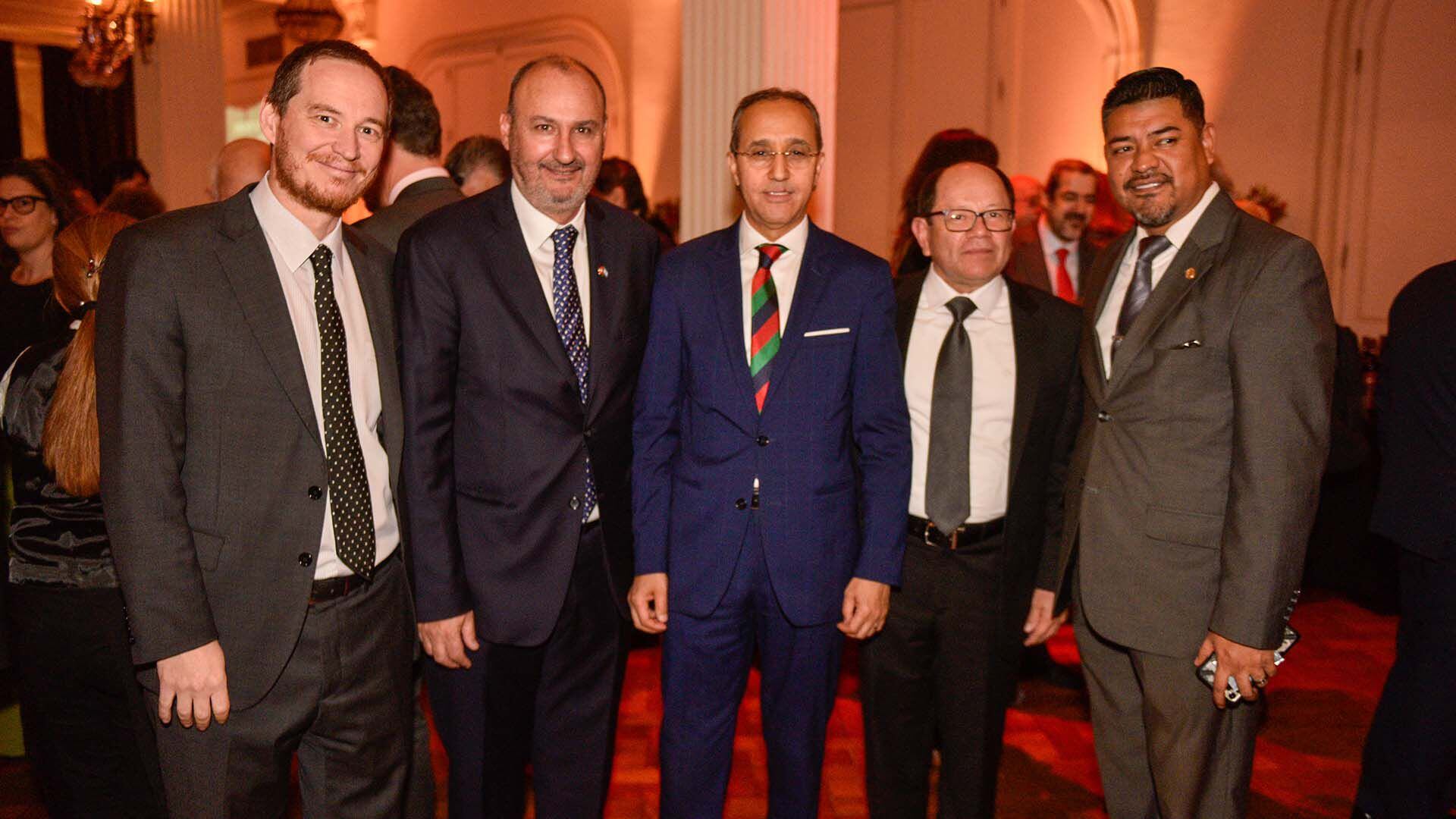 Francisco Resnicoff, subsecretarío de Relaciones Internacionales de la Ciudad; Bernardo Abruzzese, director de la casa de Santiago del Estero en Buenos Aires; el embajador de Marruecos, Fares Yassir; el embajador de Guatemala, Iván Espinoza Farfán, y Sergio Barboza, jefe de Gabinete de la subsecretaría de Relaciones Internacionales y Cooperación Institucional de la Legislatura porteña 