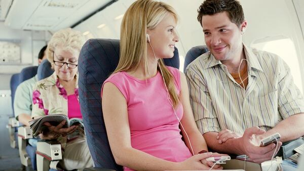Aunque no ha cifras oficiales, en los últimos meses son cada vez más los casos de pasajeros que tienen relaciones sexuales en el avión (Getty Images)