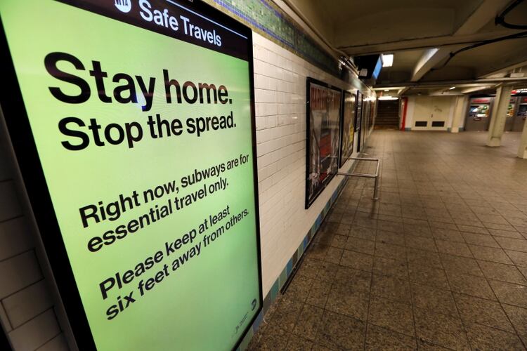 Un mensaje en el metro de Nueva York que anima a la gente a permanecer en sus hogares para evitar el contagio de coronavirus (REUTERS/Mike Segar/File Photo)
