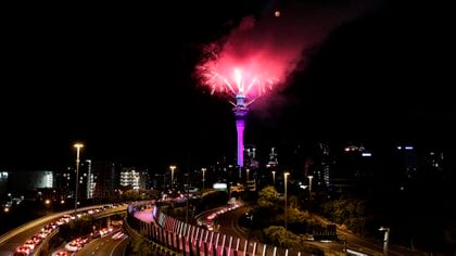 Celebraciones en Auckland, Nueva Zelanda. (Michael Craig/NZ Herald via AP)
