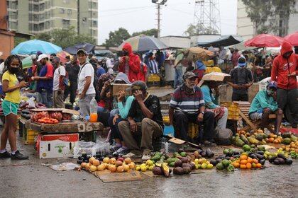 Vendedores y compradores en el mercado de Coche en Caracas (Reuters)