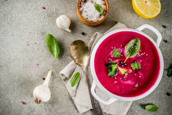 Sopa de remolacha, una de las recomendadas para el invierno según las nutricionistas (Getty Images)