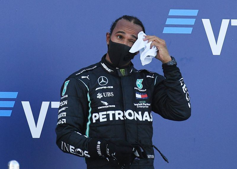 El piloto británico de Fórmula Uno Lewis Hamilton se seca el sudor en el podio tras terminar tercero en el Gran Premio de Rusia en el circuito de Sochi. 27 septiembre 2020. Pool vía Reuters/Kirill Kudryavtsev