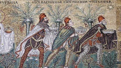 Mosaico de la iglesia de san Apolonio en Rávena que muestra a los tres Magos siguiendo la Estrella de Belén