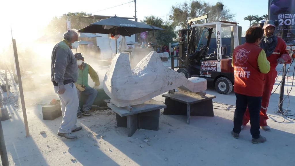 A cada escultor se le asigna un bloque de mármol travertino de dos metros de largo y medio de metro de ancho