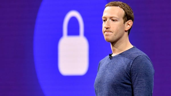 Mark Zuckerberg, a diferencia de Steve Jobs en Apple, nunca creó un perfil distintivo de su modelo de negocios: no se entiende si en su centro están o no los usuarios (Josh Edelson/AFP)