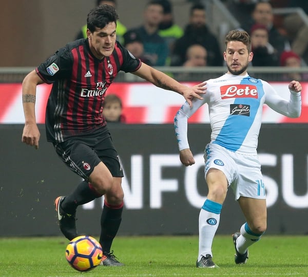 Gustavo Gómez no tiene minutos en Milan y Guillermo Barros Schelotto lo conoce de su paso por Lanús (Getty Images)