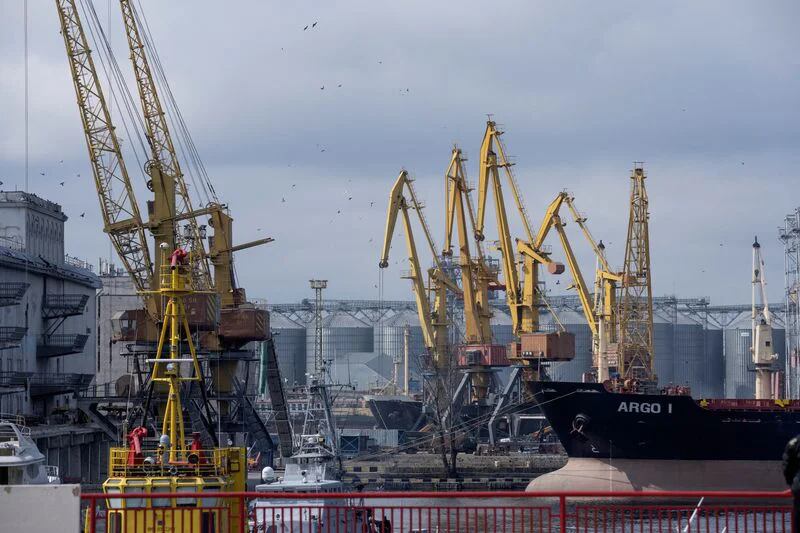 Rusia atacó la madrugada de este martes Odesa con misiles de crucero provocando daños en las infraestructuras portuarias de la ciudad. (FOTO: REUTERS)