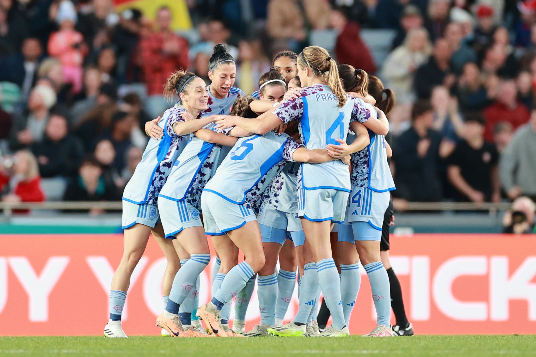 La selección española celebra el segundo gol anotado por Aitana Bonmatí en el partido ante Suiza en la Nations League femenina. (AAP Image/Shane Wenzlick) 