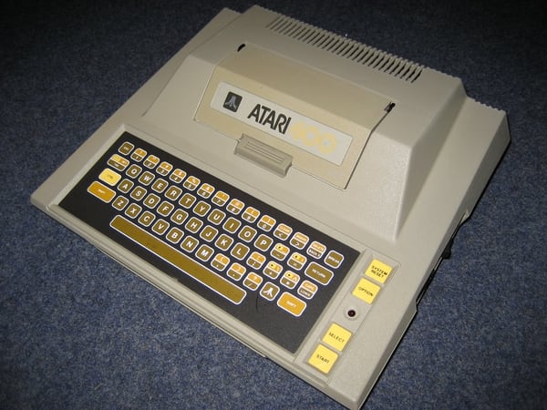 En 1979 Atari presentó dos computadoras personales de 8 bits: la Atari 400 y la Atari 800, con 4 KB y 8 KB de RAM respectivamente.