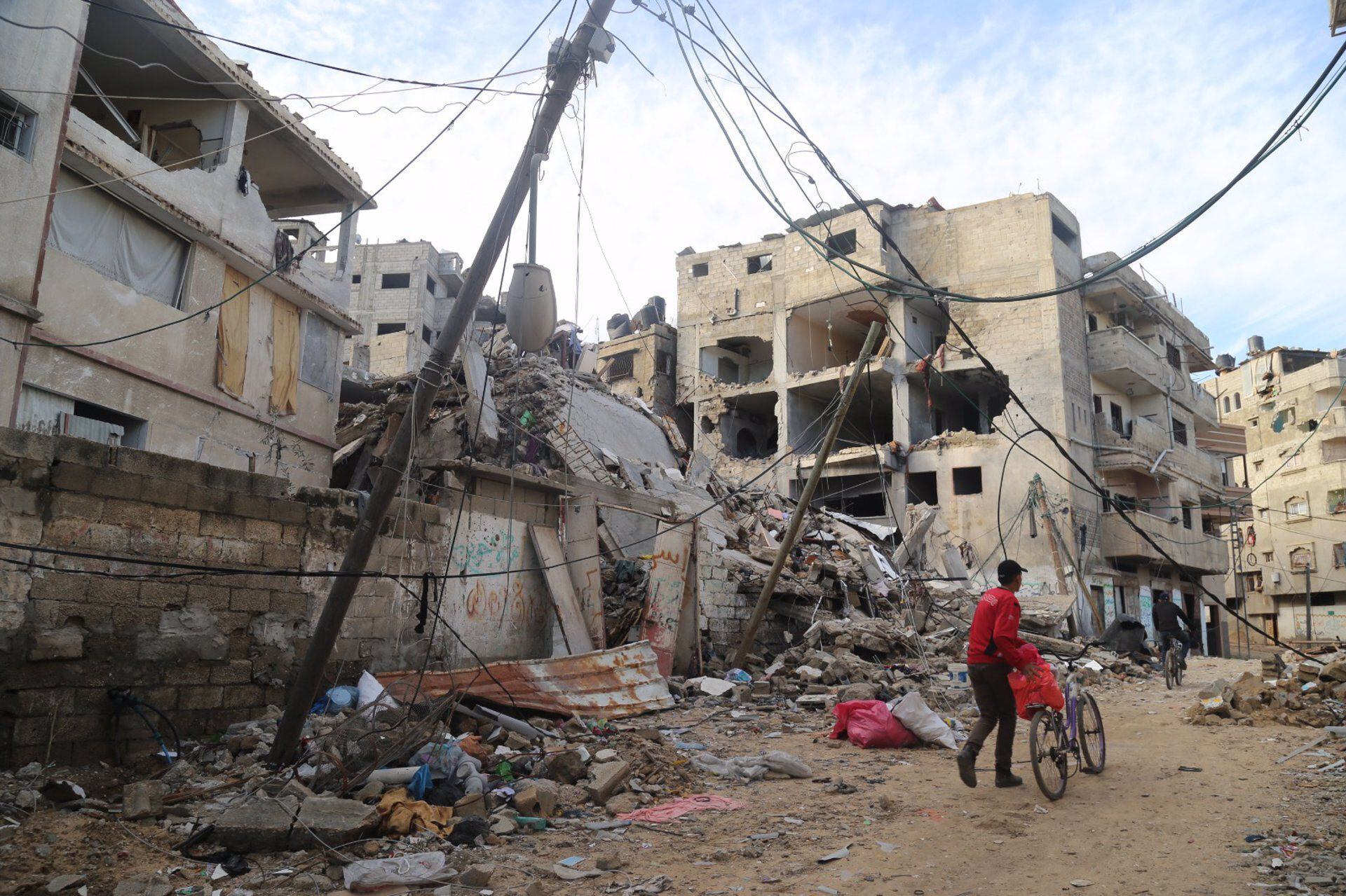 16/01/2024 Un palestino camina junto a edificios destruidos por los bombardeos del Ejército de Israel contra la ciudad de Gaza, en el norte de la Franja de Gaza (archivo)POLITICA Europa Press/Contacto/Abdul Rahman Salama