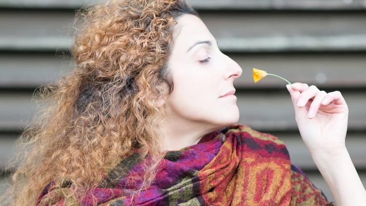 Las mujeres presentan más capacidad para la detección, identificación y discriminación de los olores (Shutterstock)
