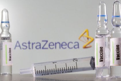 Frascos con etiquetas que dicen "Vacuna" Frente al logo de AstraZeneca el 9 de septiembre de 2020.  REUTERS / Dado Ruvic /