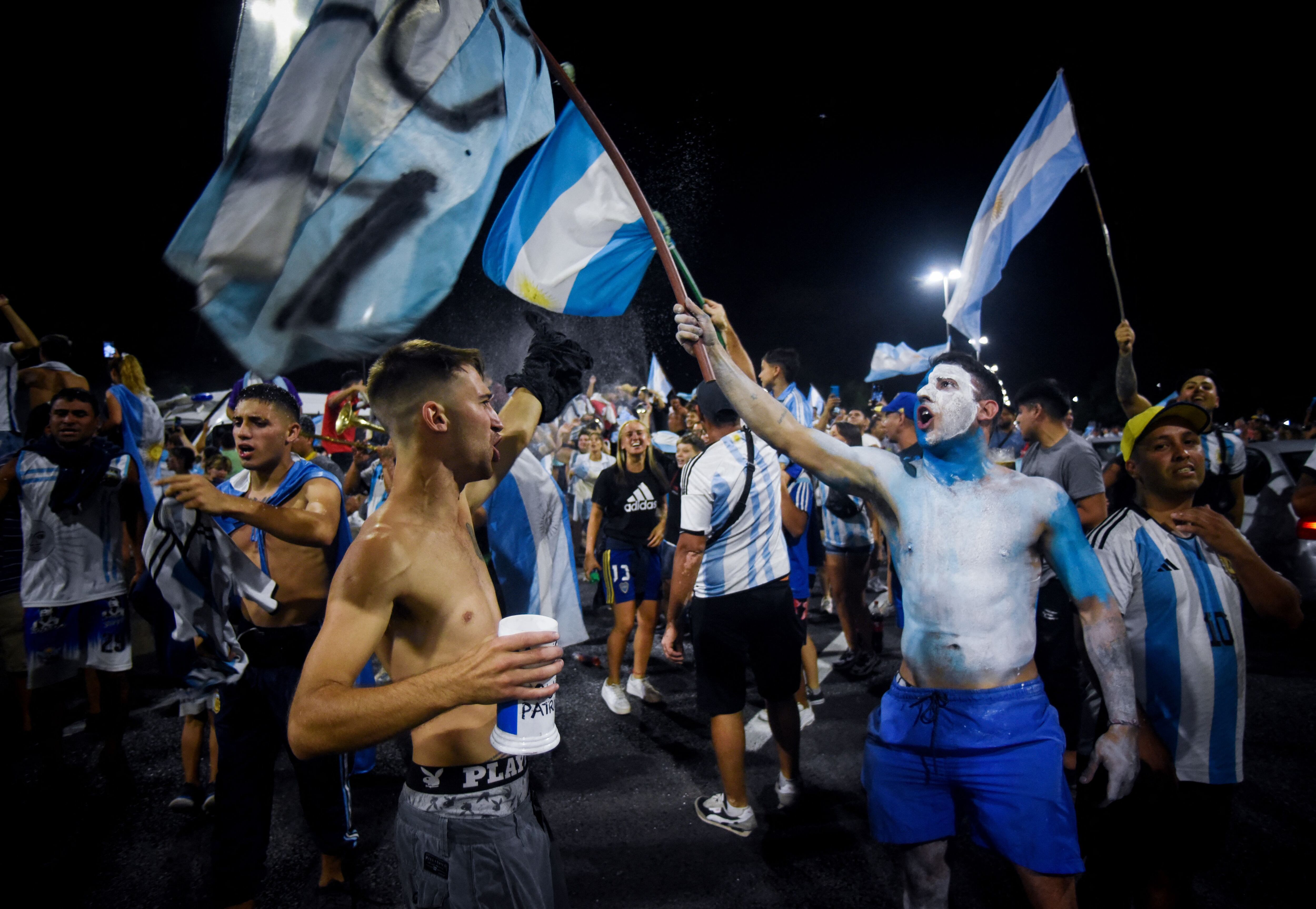 Cientos de fanáticos argentinos se acercaron al predio de Ezeiza para darle la mejor bienvenida a los campones del mundo (REUTERS/Mariana Nedelcu)