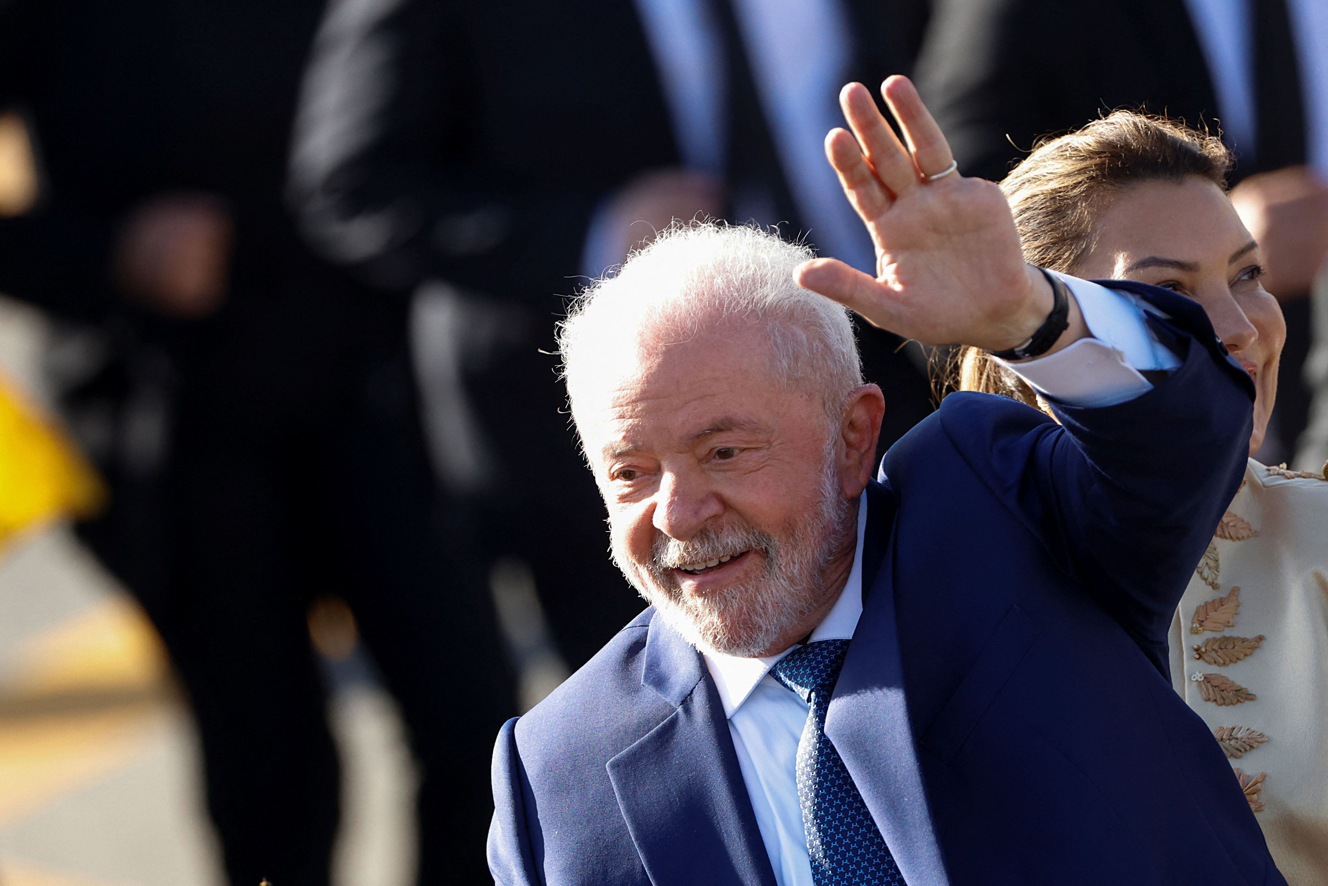Luiz Inacio Lula da Silva saluda a partidarios en el día de su asunción presidencial (Reuters)