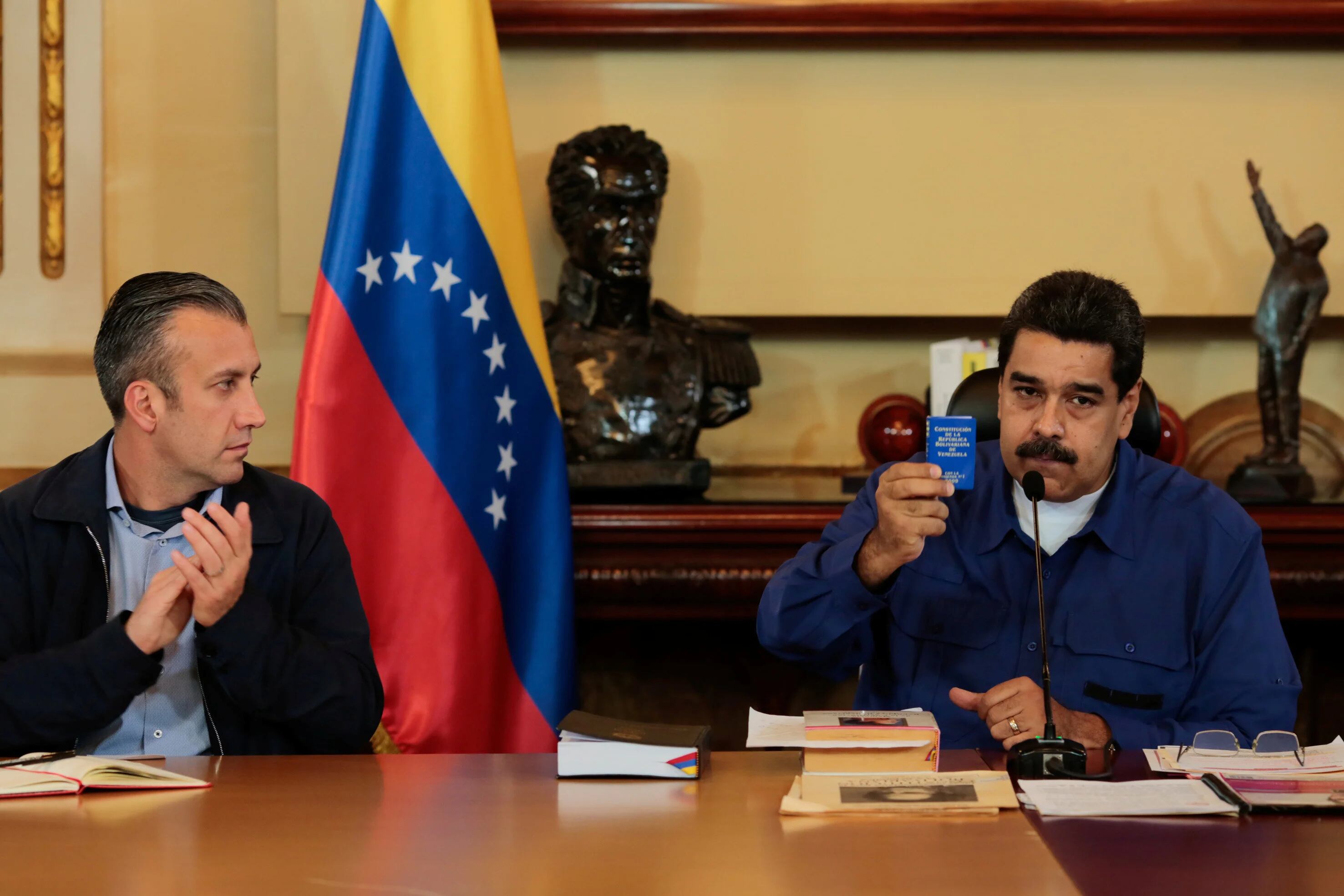 El presidente venezolano Nicolas Maduro muestra una copia de la constitución este jueves en el Palacio de Miraflores. A su derecha, el vice presidente Tareck El Aissami (Reuters)