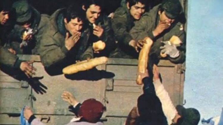 Pan y brazos extendidos: los soldados argentinos llegan a Puerto Madryn y la ciudad entera los recibe con emoción. Fue el 18 de junio de 1982