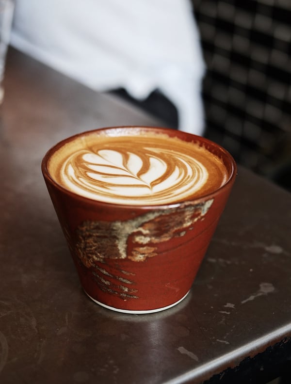 Tazas salvajes elaboradas artesanalmente y diseño sobre el café