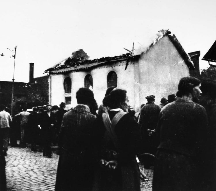 Todo ocurrió entre el 9 y el 10 de noviembre de 1938; asesinaron 91 judíos en las calles e incendiaron la sinagogas (Granger/Shutterstock) 
