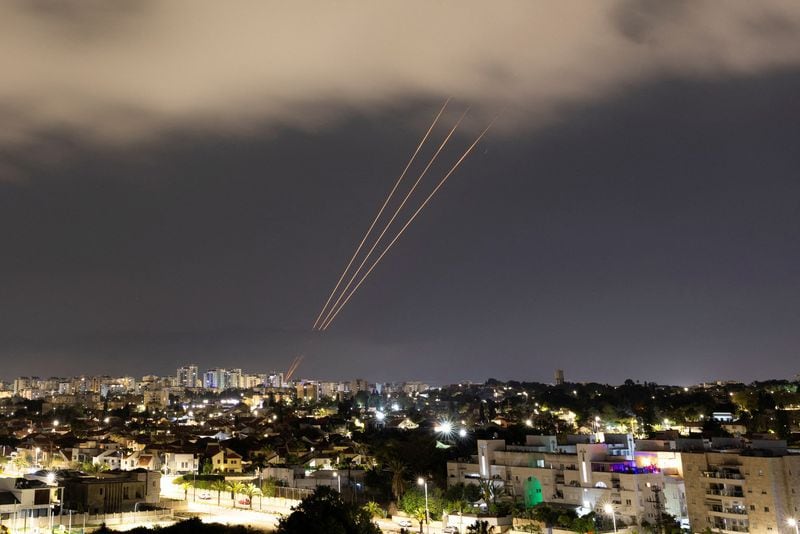 Irán lanzó más de 200 drones y misiles contra Israel (Reuters)