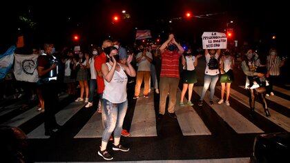 Otros manifestantes se juntaron frente a la plaza Irlanda, en la esquina de Gaona y Seguí (Nicolás Stulberg)