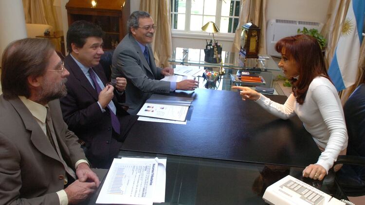 Claudio Moroni (al medio) frente a Cristina Kirchner durante su paso como jefe de la AFIP (NA)
