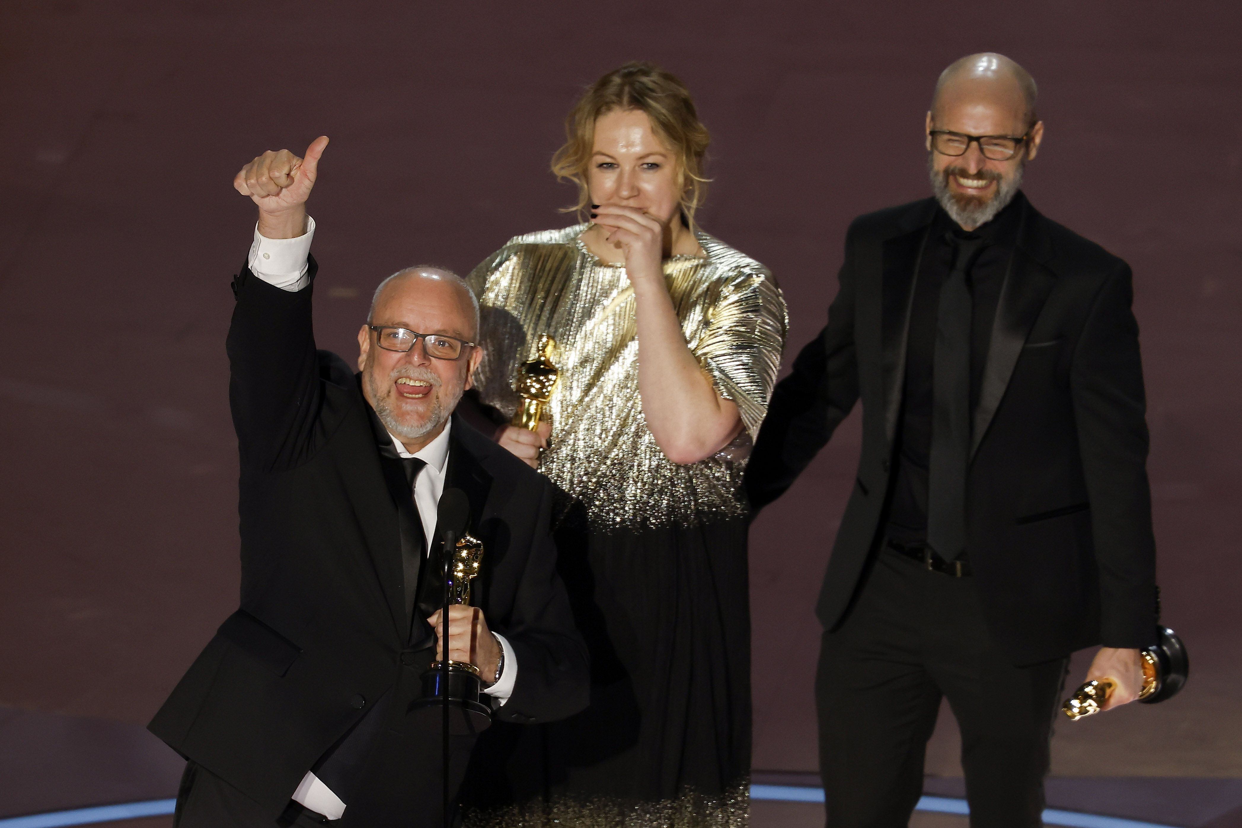 Mark Coulier, Nadia Stacey y Josh Weston en el escenario tras ganar el Óscar a mejor maquillaje y peluquería (EFE/ Caroline Brehman)
