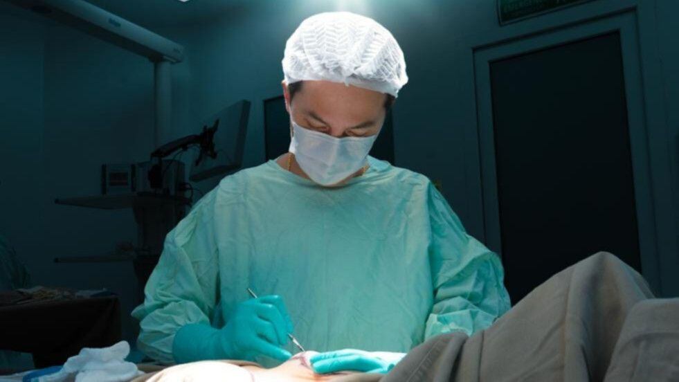Explantación de prótesis mamarias no afecta negativamente a la cirugía plástica: cirujano Alan González