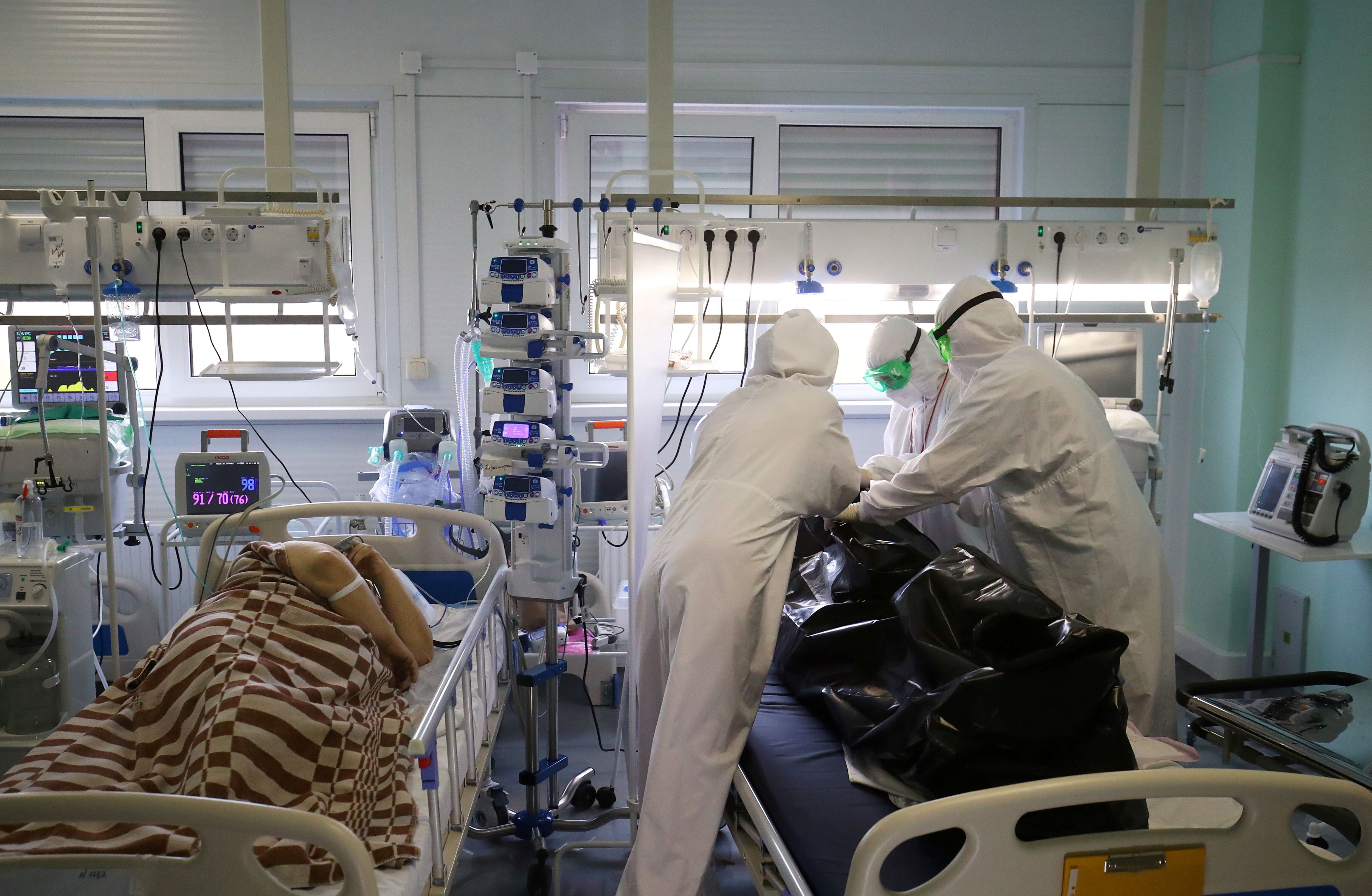 Especialistas médicos colocan en una bolsa el cuerpo de una persona que murió por coronavirus en un hospital local en la ciudad de Kalach-on-Don en la región de Volgogrado, Rusia 14 de noviembre de 2021. REUTERS/Kirill Braga