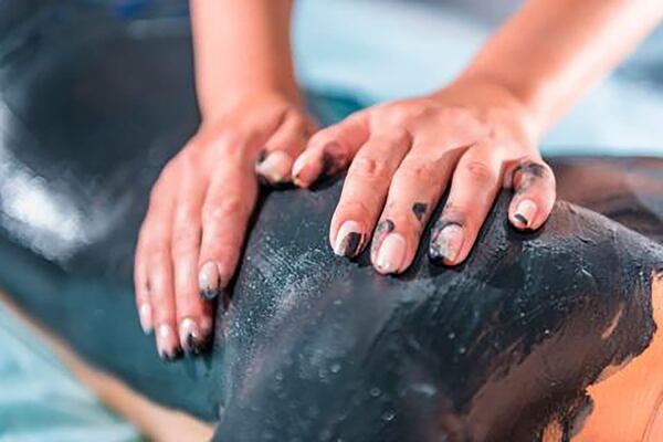 Los masajes con lodo marino son fundamentales en la talasoterapia