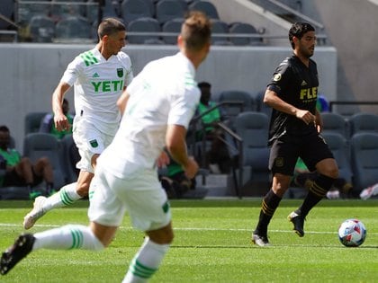 The Mexican in a ball dispute with his LAFC team (Photo: Gary A. Vasquez / Reuters)