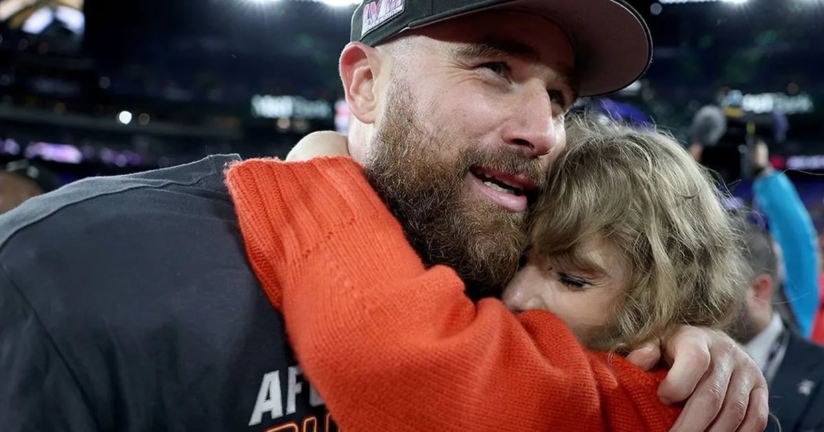 This is the passionate celebration between Taylor Swift and Travis Kelce after the Chiefs win.