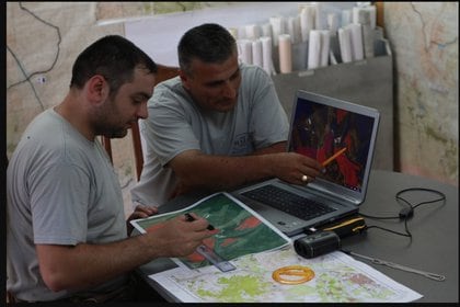 Dos empleados de HALO en Nagorno Karabakh estudian campos minados con Google Earth.