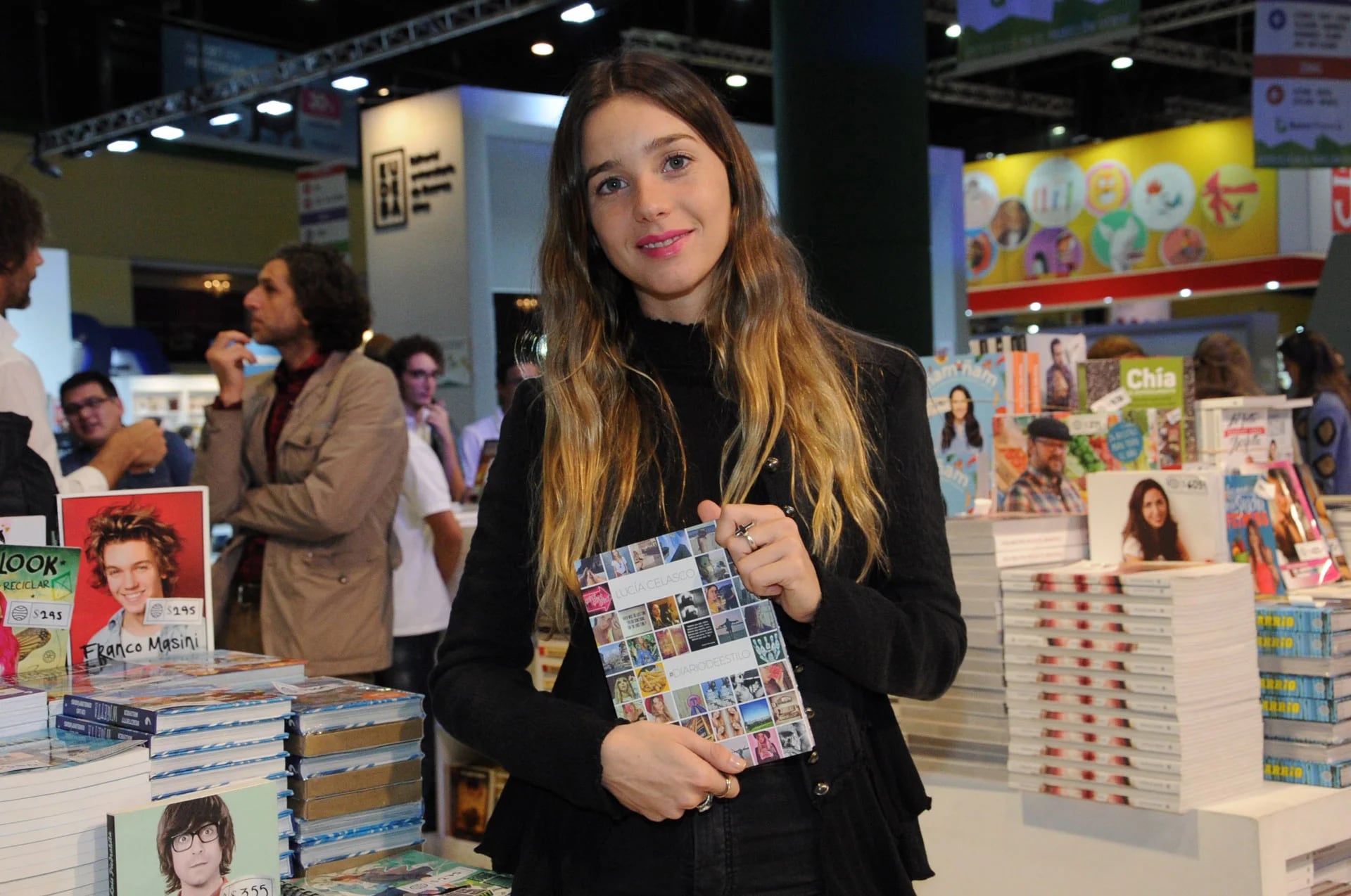 La presentación oficial de #DiarioDeEstilo de Lucía Celasco se realizó en la Feria del Libro donde firmó los ejemplares a sus seguidores