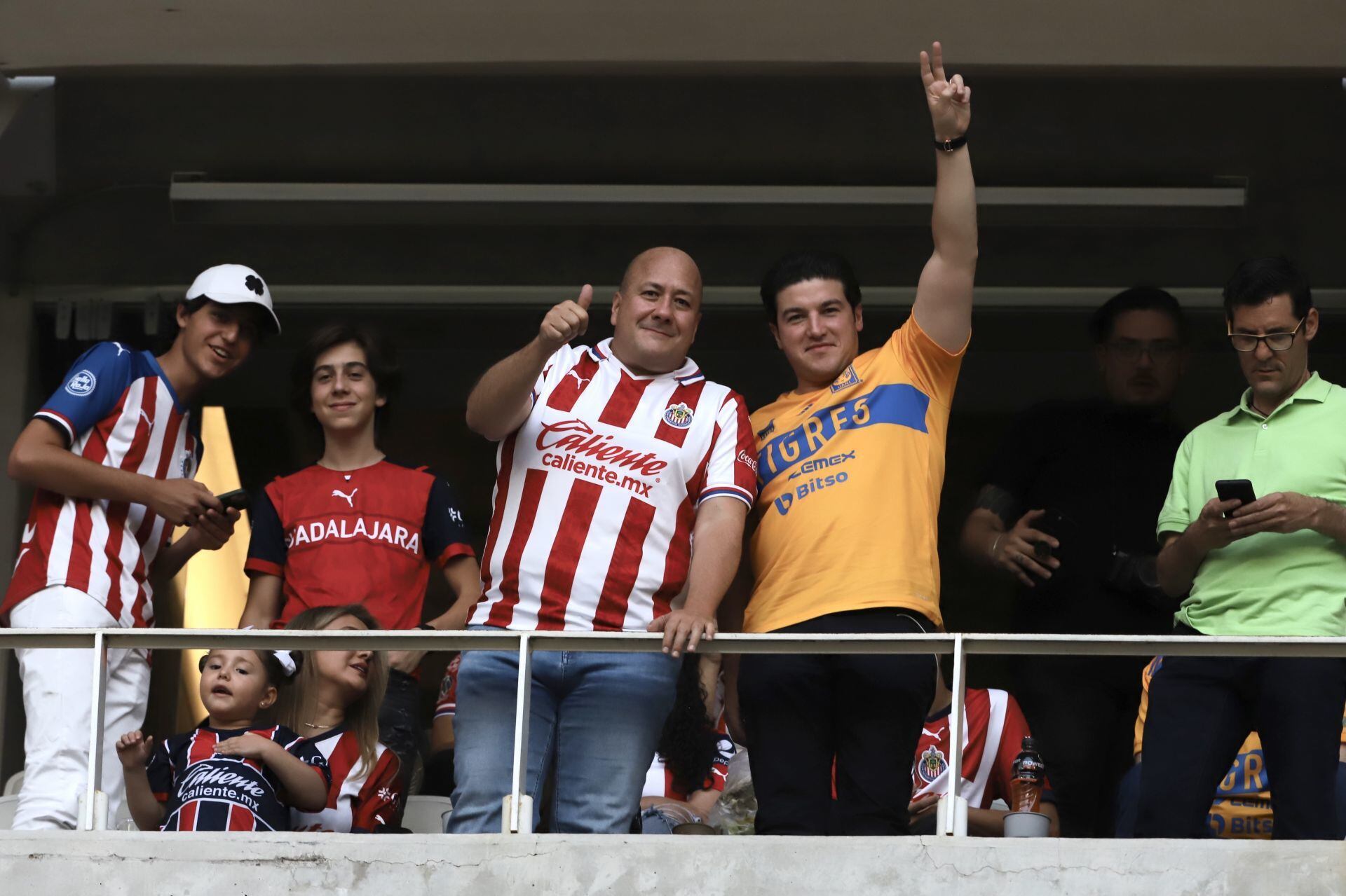 El gobernador de Jalisco, Enrique Alfaro y el gobernador de Nuevo León, Samuel García en uno de los palcos previo al partido de fútbol en la vuelta por el campeonato del Torneo Clausura 2023 de la Liga MX, en el Estadio Akron.