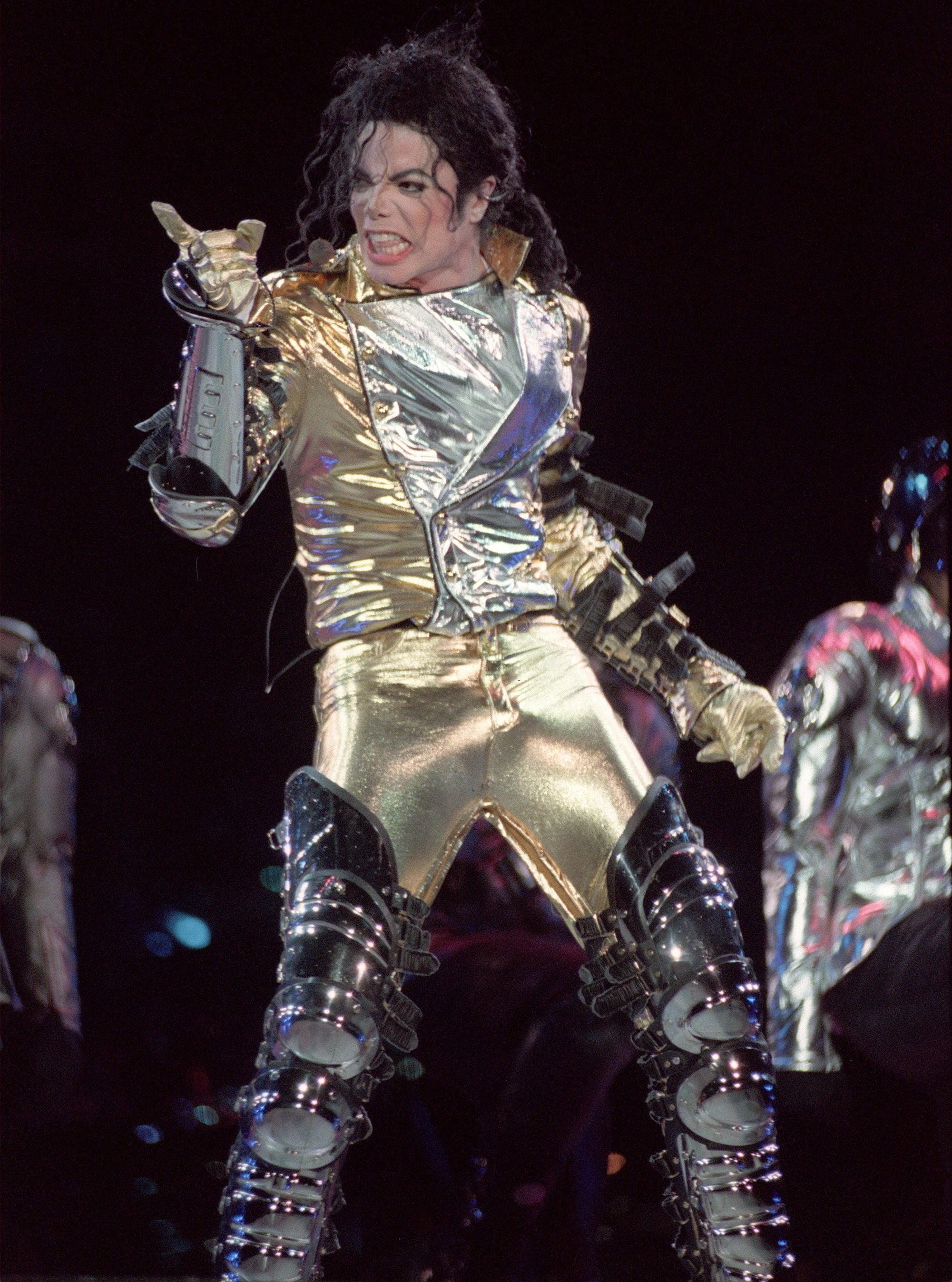 Mientras se convertía en el artista más vendido de su tiempo, Michael Jackson también se transformaba. La gente que lo había acompañado en su carrera hasta Thriller no estaba más. Sus excentricidades se convirtieron en algo más peligroso (EFE/Javier Cebollada/Archivo)
