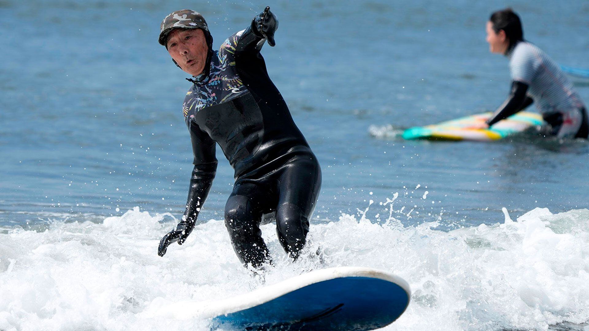 La historia de Sano Seiichi, surfista de 90 años