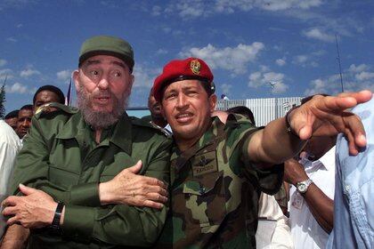 “Pocas veces en la historia se ha visto una identificación personal y una compenetración tan profunda como la de Hugo Chávez con Fidel Castro”, subrayó el autor de "La invasión consentida". (AP)