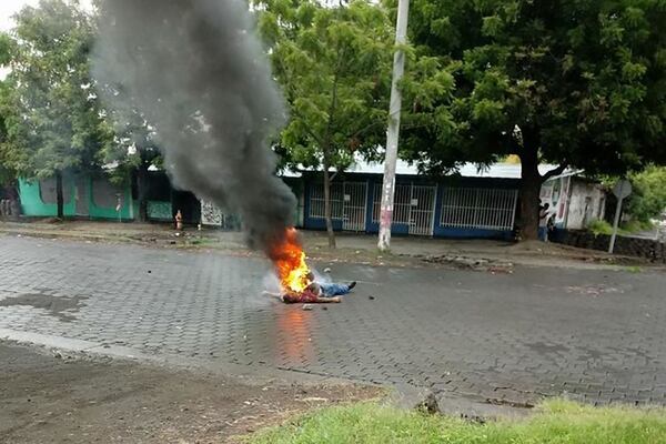 Uno de los empleados municipales que fue incinerado en plena calle en la capital nicaragüense