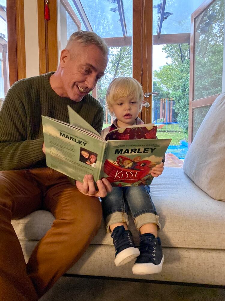 Marley junto a Mirko en plena lectura de Kisse, un libro de cuentos que el conductor escribió para su hijo (Foto: Instagram @marley_ok)